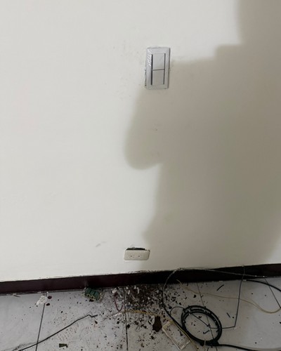 �����q�˭�, ���}����