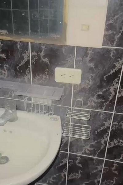 �����q����, ���}����